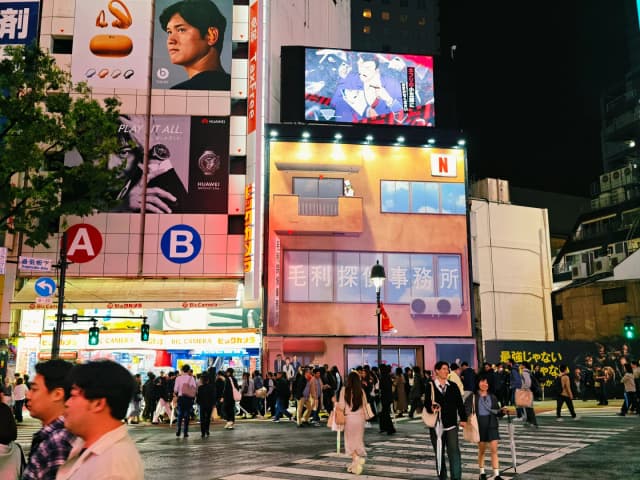 Shibuya's famous 'crossroads' lets you enjoy fashion shopping, check-in at cafes, and experience the nightlife—three wishes granted at once.
