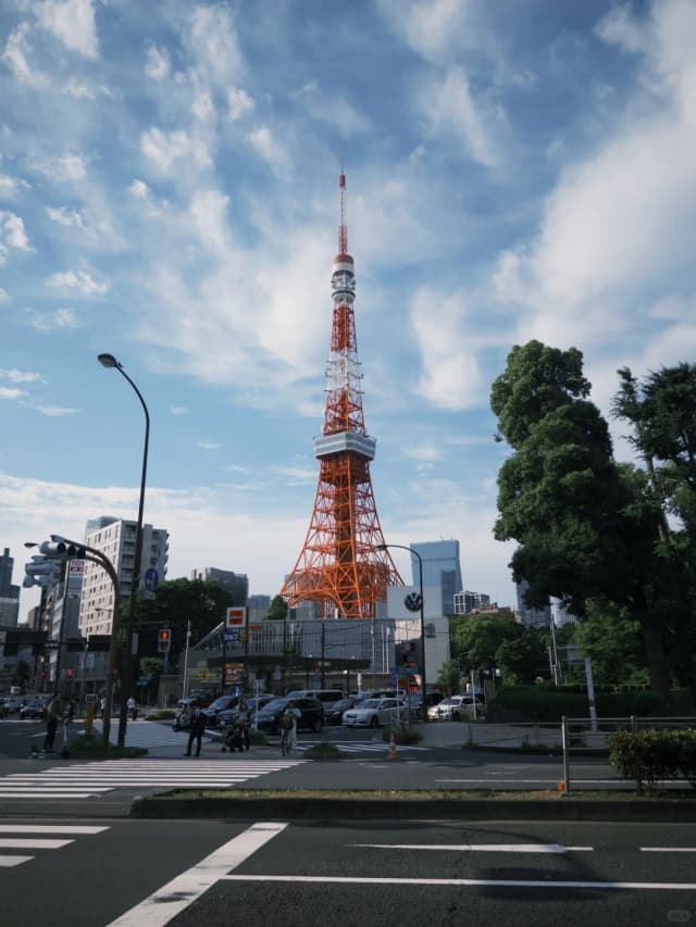 The airport bus station is right downstairs from the hotel, so you don't have to drag your luggage through the crowded subway!