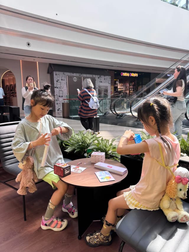 The peppery fragrance of the Bak Kut Teh broth, tender ribs, and fried dough soaked in the soup—it's incredibly satisfying!