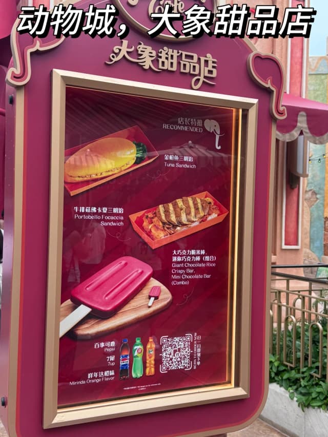 Join the ultimate Halloween party with Donald Duck and the Villains—come dance, trick-or-treat, and watch the exclusive Villains' Phantom Show!