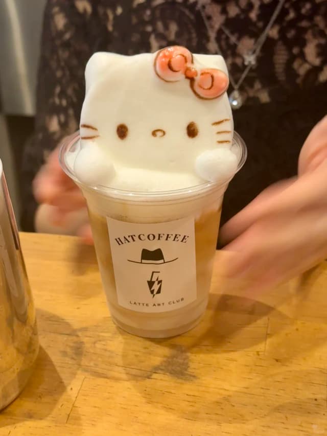 This Hello Kitty coffee is unbelievably cute—they draw it for you live, and the emotional value is completely maxed out!