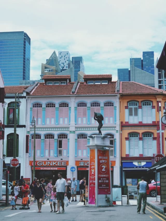 The chilli crab at Jumbo Seafood is a must-eat! The sauce paired with fried mantou buns is the perfect match.