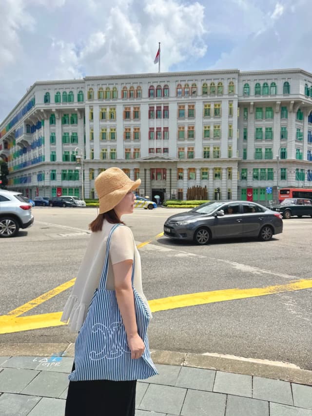 The night view from the Swissotel The Stamford is absolutely stunning. The location is excellent, and it's a 15-minute walk at most to Merlion Park. Highly recommended!