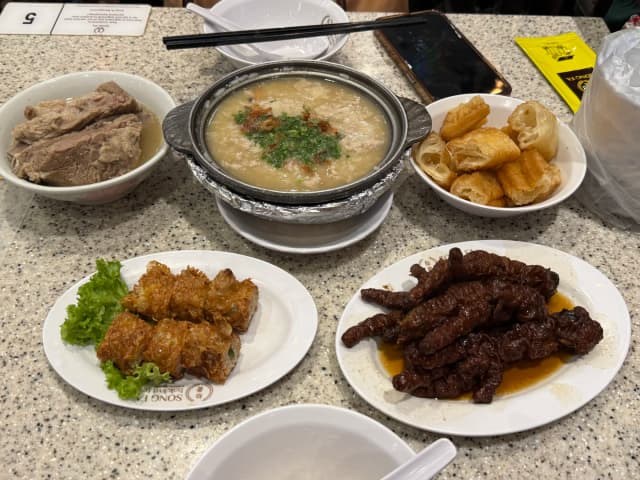 Chili crab is a must-eat! The sauce is a perfect match with the fried mantou buns.