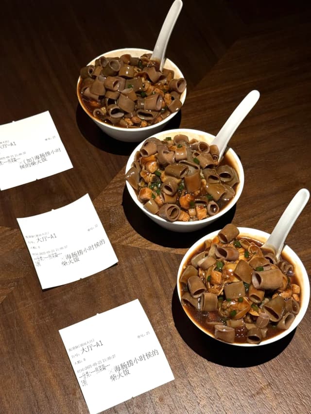 The crispy, tender sea intestine and savory gravy blend perfectly, clinging to every full grain of rice for an incredibly satisfying spoonful!