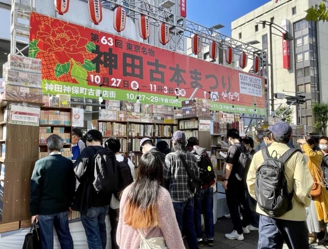 A true paradise for book lovers! An open-air market featuring a million old books and rare exhibitions, and it's free to enter.