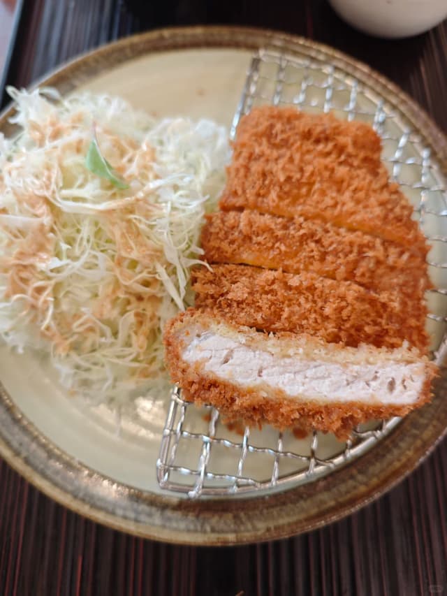 The pork cutlet feels like it was tenderized with a small hammer for a long time; the meat is fresh and tender without any sinewy texture—so delicious!