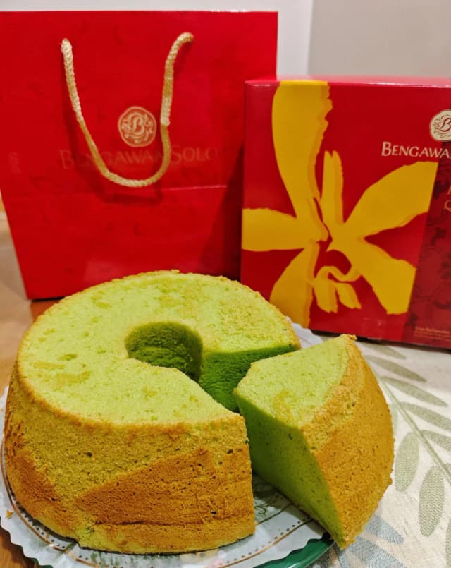 The pandan cake's delicate fragrance is unforgettable—it's so soft and fluffy it melts in your mouth, with a subtle sweetness that's perfect even for those who don't love desserts.