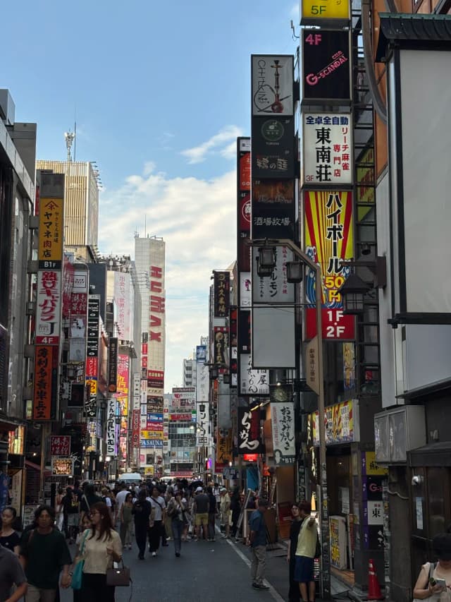 In Arakawa Ward, you can discover the authentic 'Shitamachi' (downtown) atmosphere of the famous Nippori Textile Street.