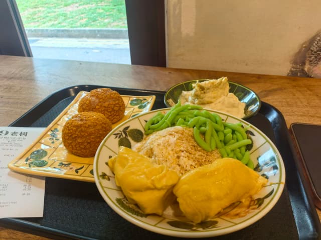 The durian puffs are filled with pure durian flesh and fresh cream for a super satisfying, burst-in-your-mouth experience.