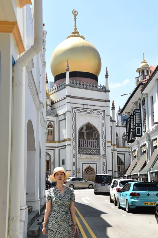 Forget queuing for popular restaurants; Singapore's mall food courts are inexpensive, delicious, and I had many meals without a single disappointment!