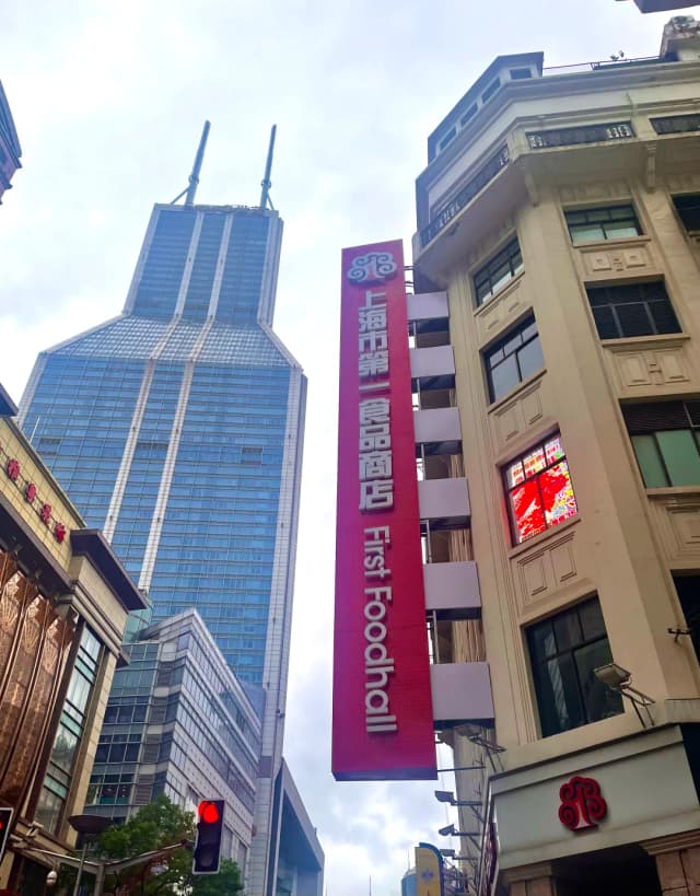 The butterfly crisps from the International Hotel are indeed delicious, but the queue is really long—I waited over an hour in a 20-meter line.