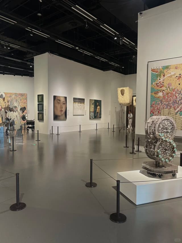 My tip for the Shanghai Museum: visit on a weekday. I saw a special exhibition with so few people around I could slowly appreciate every single detail.