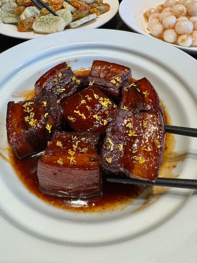 I've eaten the osmanthus red-braised pork here over 20 times! It's a must-try when visiting Shanghai, you literally can't go wrong with any dish.