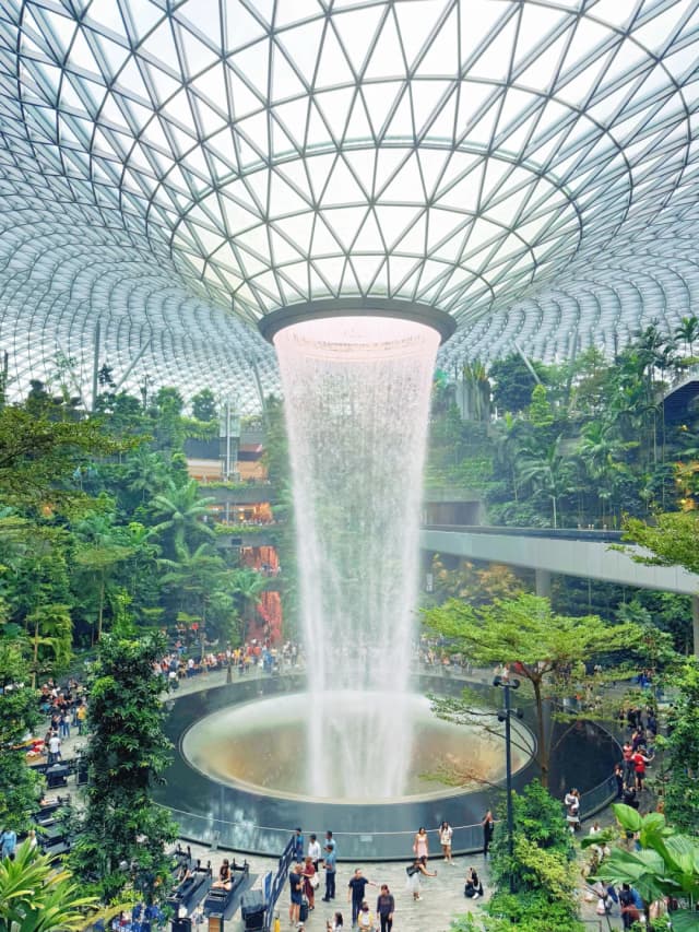 The indoor waterfall at Jewel Changi is so stunning! Riding the Skytrain past it feels just like stepping into the movie 'Zootopia'.