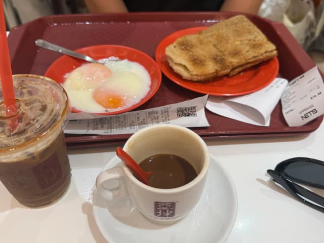 Singapore's national breakfast truly lives up to its name—the combination of toast, egg, and coffee is a perfect match that's absolutely worth queuing for!