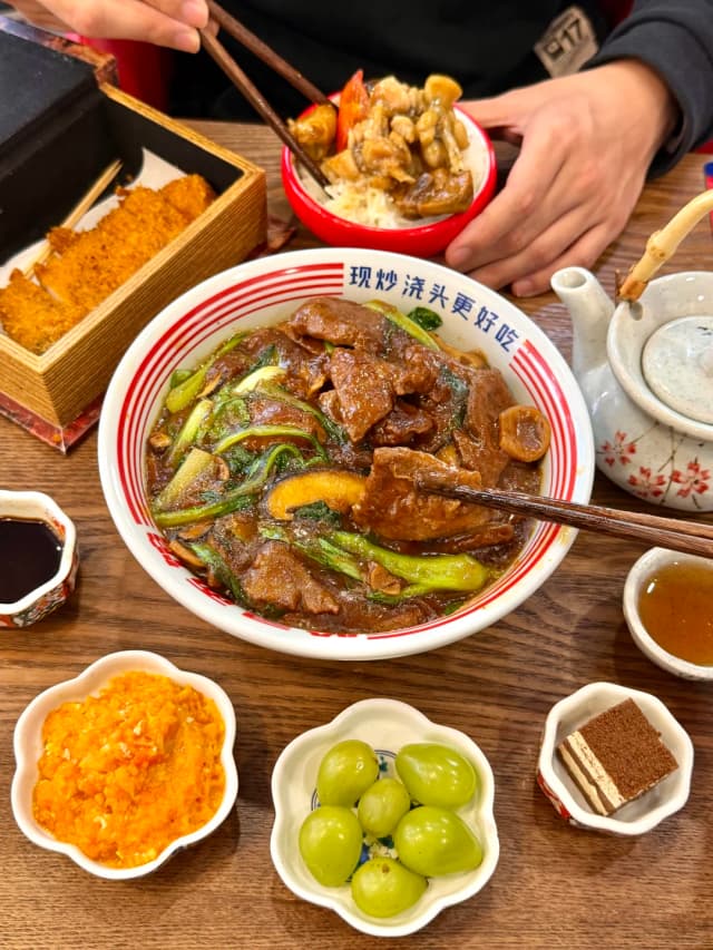 The pork chop is also highly recommended! Crispy on the outside and tender on the inside, you must eat it while it's hot!