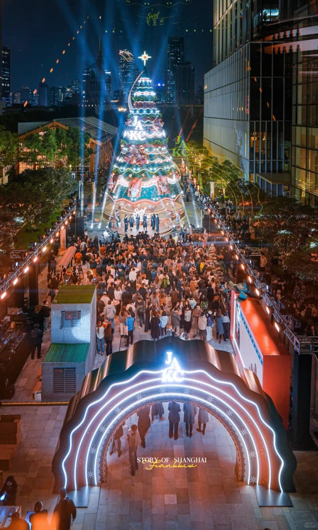 This year, the spectacular Christmas tree at Jing'an Kerry Centre not only glows, it rotates!