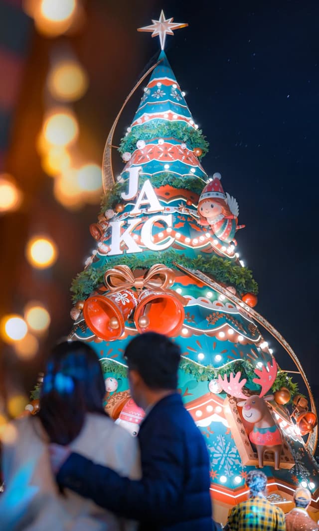 The Christmas tree doesn't just light up, it rotates! The choir of little angels on the tree creates a dreamlike and magical scene as they spin.
