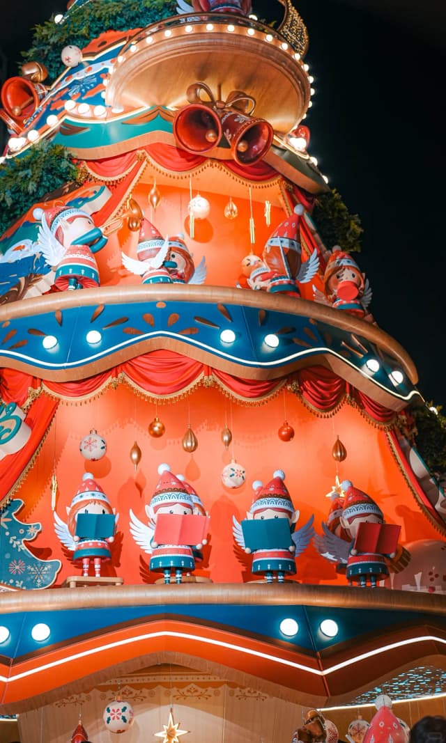 For a panoramic view that captures the full beauty of the rotating Christmas tree, take the Shangri-La elevator directly to the fifth floor!