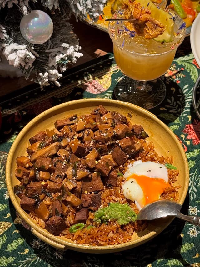 This Thai bistro I absolutely love has an amazing Christmas atmosphere and is super chill at night—perfect for a get-together with friends or a date!