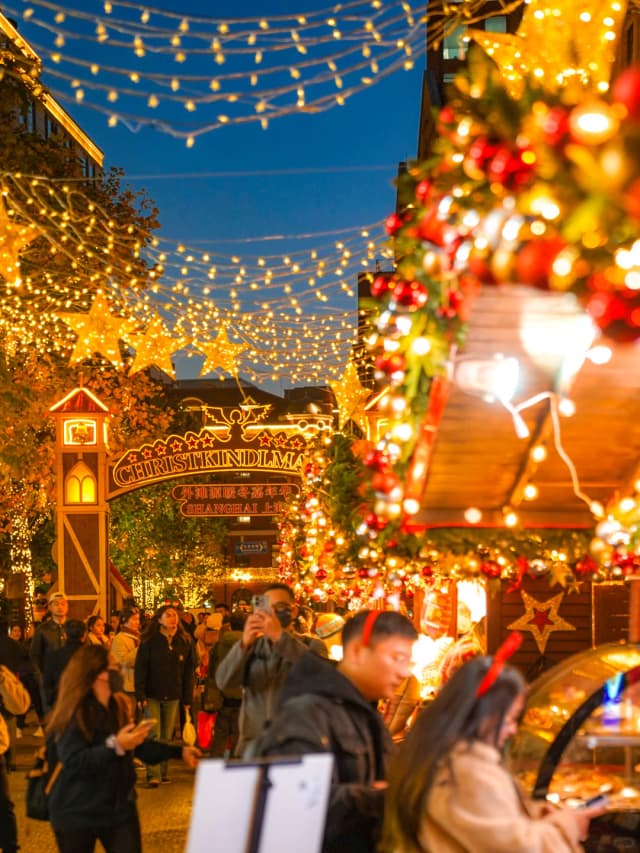 OMG, this blue Christmas tree in Shanghai is absolutely stunning! It's so special and feels like you've stepped into a magical fairy tale.
