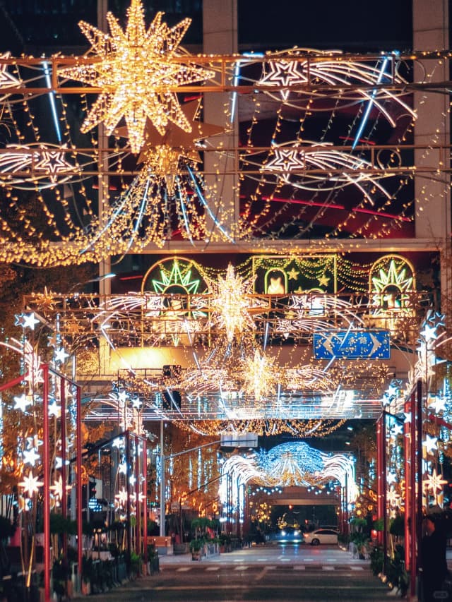 Discover Shanghai's Christmas starry fairytale world, a romantic winter wonderland that is truly heartwarming.
